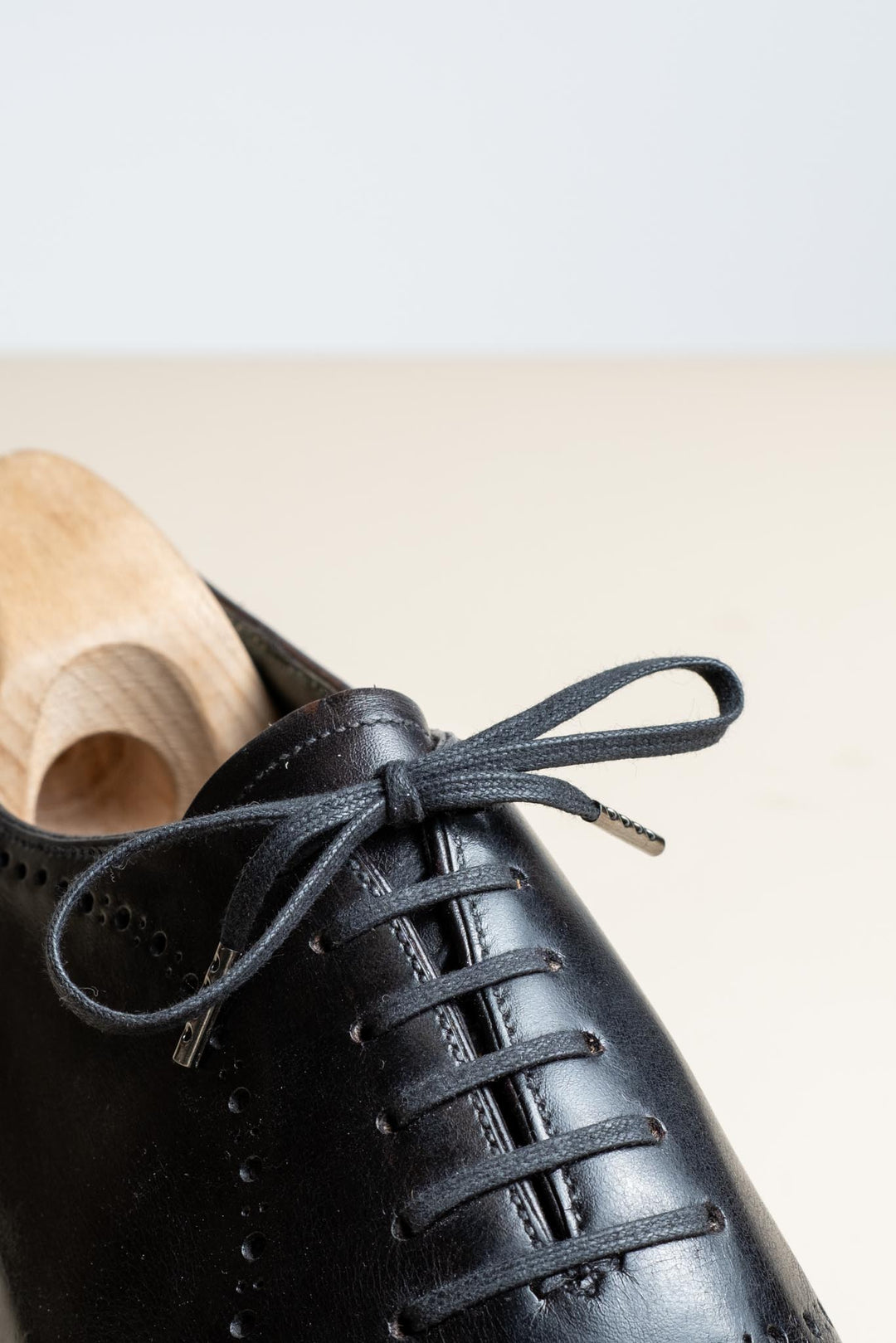 Flat waxed cotton shoelaces from Senkels in Medium Brown. Our round waxed shoelaces are the perfect choice for any classic pair of shoes.